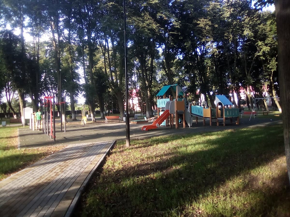 Городское озеро с философской аллеей