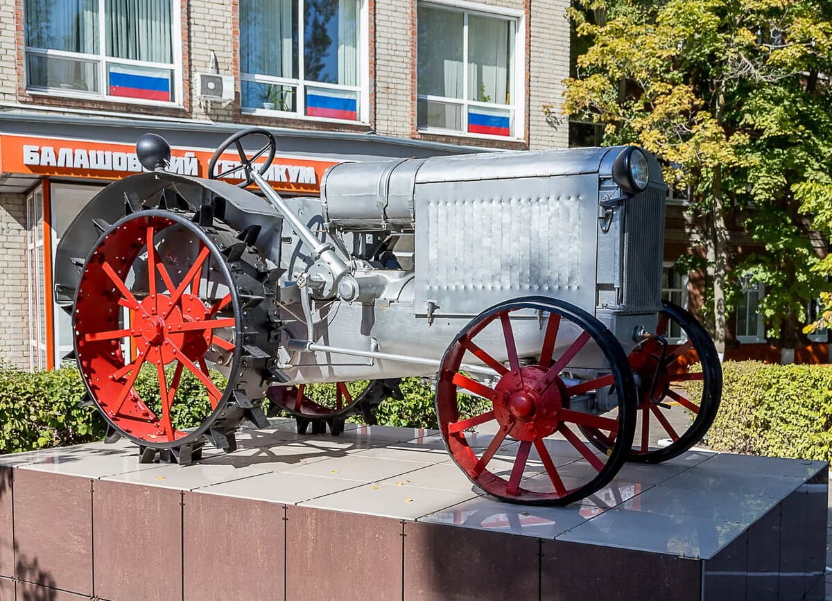 Памятник трактору СТЗ 15/30